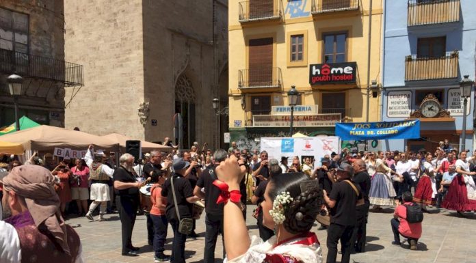 La Falla Plaza Doctor Collado se prepara para celebrar dels Jocs Solidaris