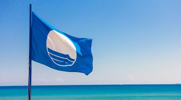 La bandera azul ya ondea en seis playas de Valencia La Bandera Azul certifica la calidad de las playas