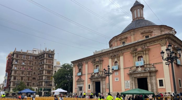 GALERÍA | La lluvia no impide el fervor a la Virgen en el Besamanos