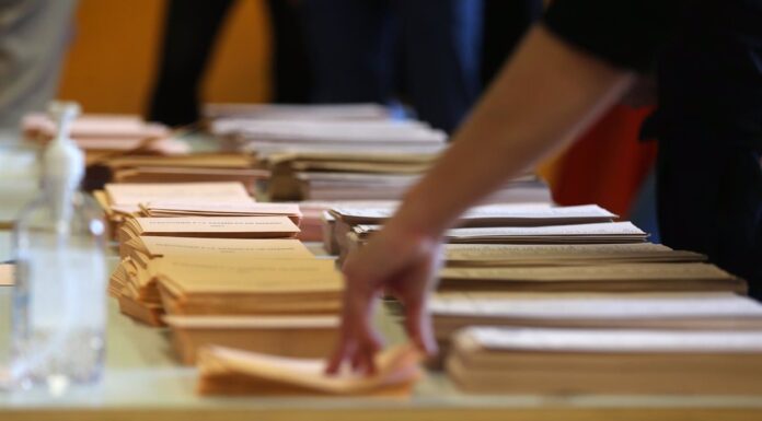 Tras el cierre del colegio electoral a las 20:00 horas, comienza el escrutinio