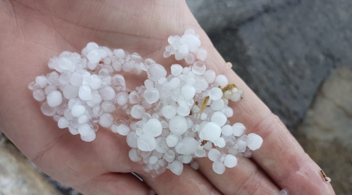 Una intensa granizada sorprende a los vecinos de Chiva La granizada ha sido intensa pero de corta duración