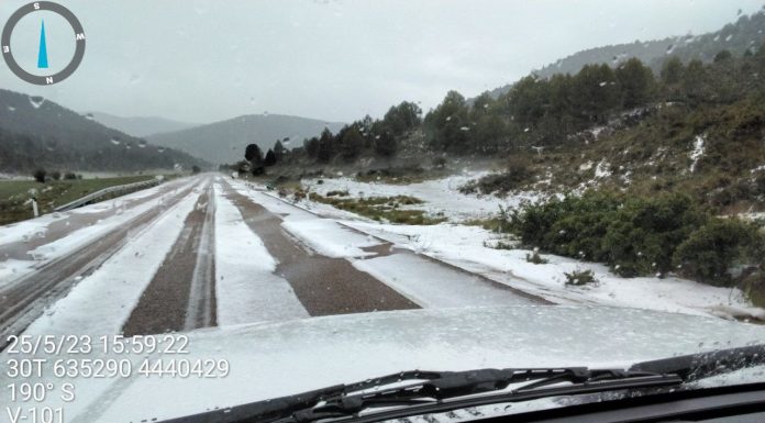 El granizo tiñe de blanco el interior de Valencia en plena primavera El granizo tiñe de blanco el interior de Valencia en plena primavera