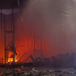Un incendio industrial en Alaquàs deja a un hombre herido