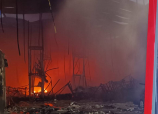 Un incendio industrial en Alaquàs deja a un hombre herido