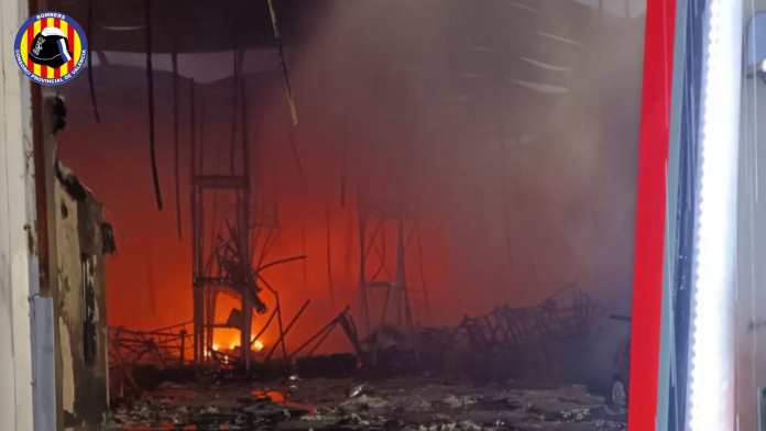 Un incendio industrial en Alaquàs deja a un hombre herido