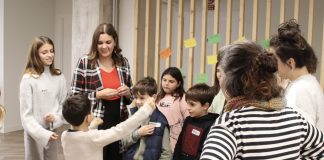 Sandra Gómez propone servicio de canguro en los colegios y ‘matinera’ gratis