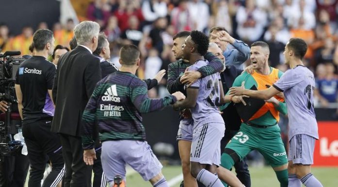 Detienen a tres aficionados del Valencia CF por los insultos racistas a Vinícius en Mestalla Detienen a tres aficionados del Valencia CF por los insultos racistas a Vinícius en Mestalla