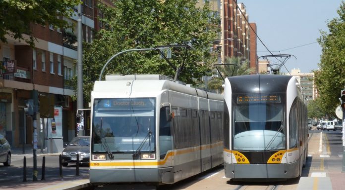Un coche de Policía Local choca contra un tranvía en Primado Reig