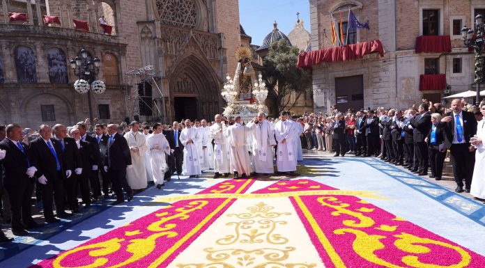 La gran alfombra de serrín ya luce en la plaza de la Virgen