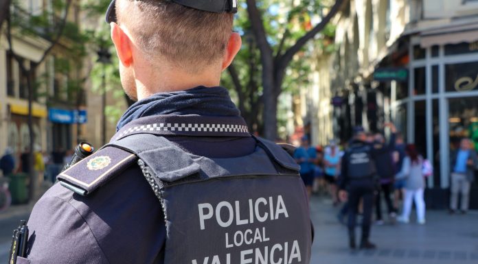 Fracturan la nariz de un puñetazo a un policía local en la plaza del Ayuntamiento