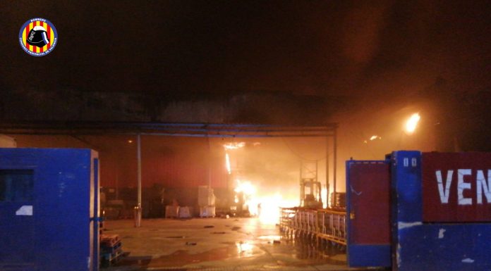 Arden tres naves en Manises del mayor importador de productos chinos arden tres naves