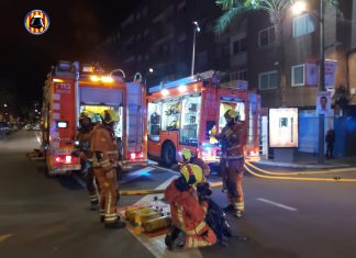 Dos mujeres heridas y dos perros muertos en un incendio en Paterna