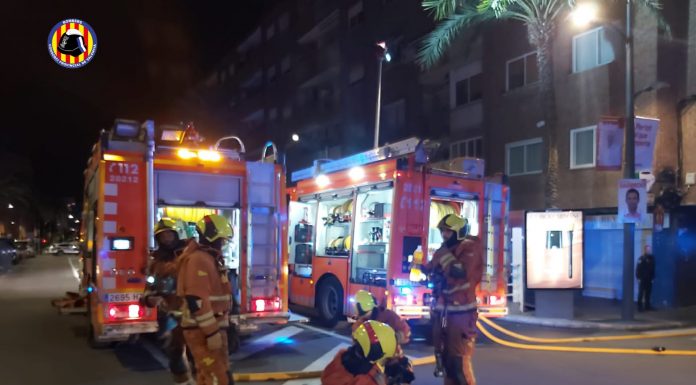 Dos mujeres heridas y dos perros muertos en un incendio en Paterna Dos mujeres heridas y dos perros muertos en un incendio en Paterna