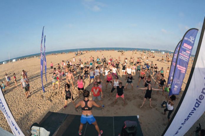 Valencia organiza clases gratuitas para practicar deporte en la playa