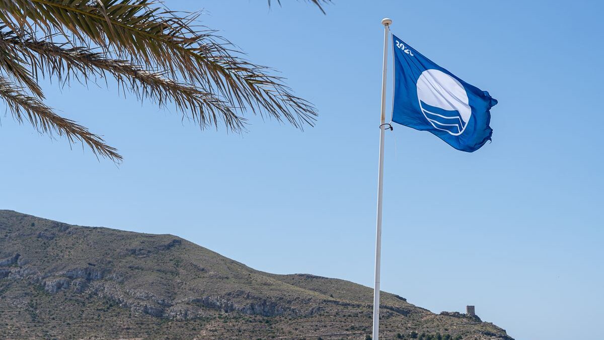La bandera azul ya ondea en seis playas de Valencia