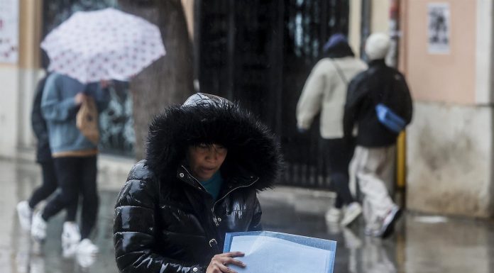 Chubascos fuertes con tormenta y posible granizo obligan a reactivar las alarmas Chubascos fuertes con tormenta y posible granizo reactivan las alarmas en Valencia