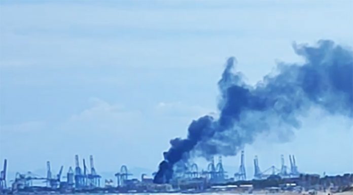 Vídeo: incendio en plena playa de Las Arenas de Valencia