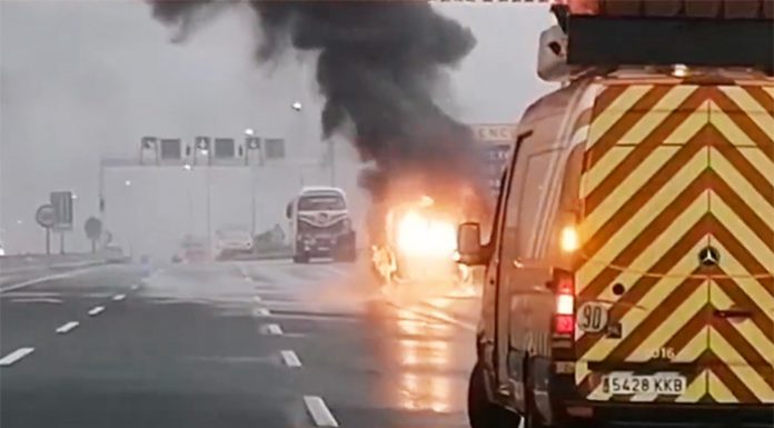 Vídeo: Arde una ambulancia con tres pacientes dentro