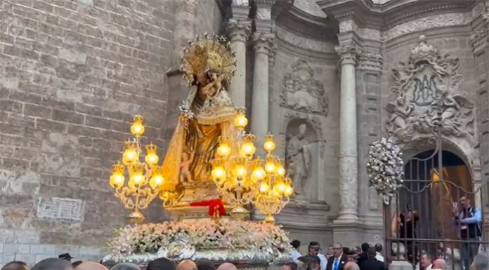 Vídeos: La imagen original de la Mare de Déu sale de la Basílica