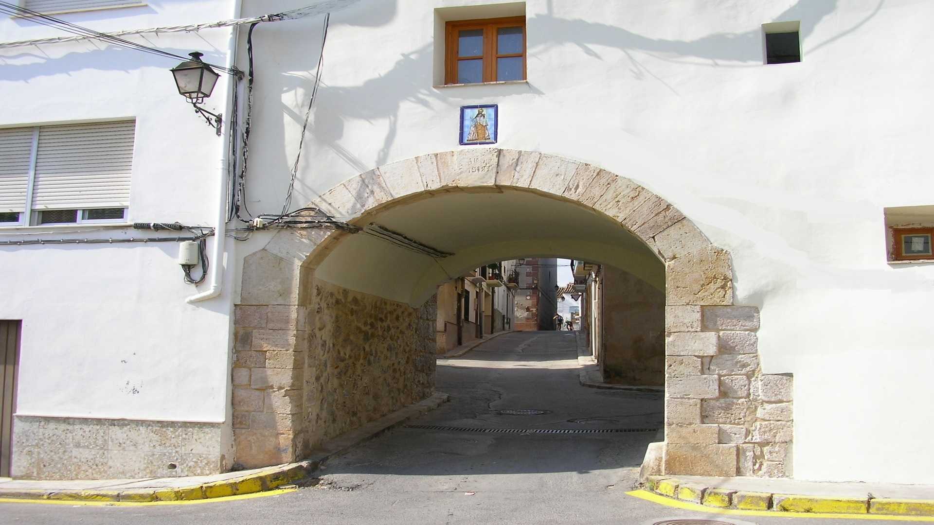 El portalico de entrada a la antigua ciudad medieval en Altura (Castellón)