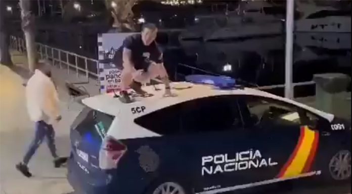 Vídeo: Un joven salta sobre un coche de la Policía Nacional en Alicante