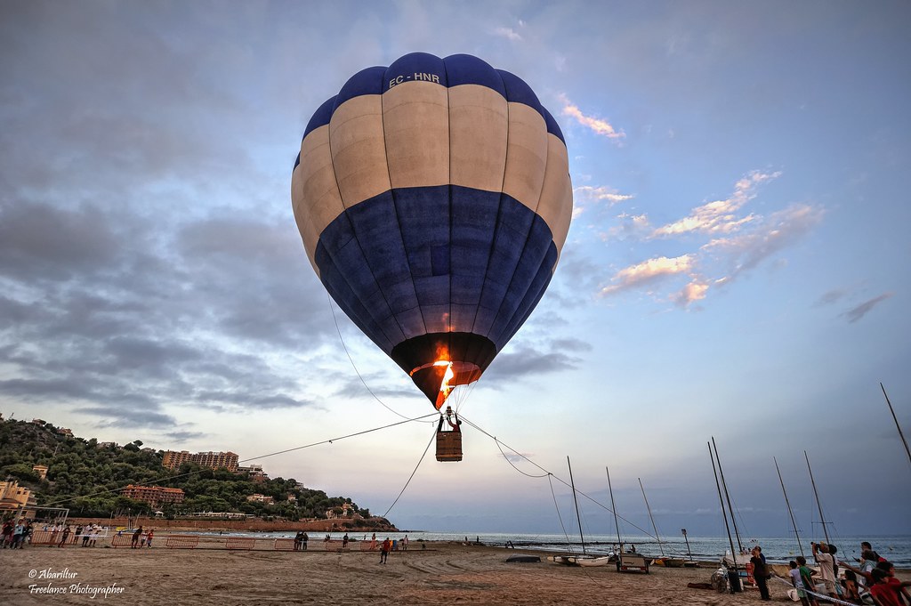 Un globo listo para despegar en una playa de Benicassim