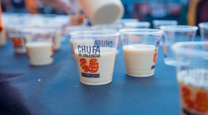 Alboraya repartirá horchata y fartons gratis durante una jornada Valencia reparte vasos de horchata gratuitos: horario y lugar para conseguirla