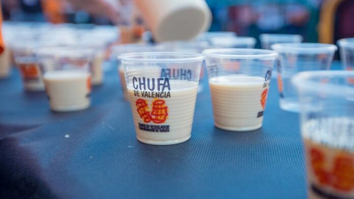 Valencia reparte vasos de horchata gratuitos: horario y lugar para conseguirla
