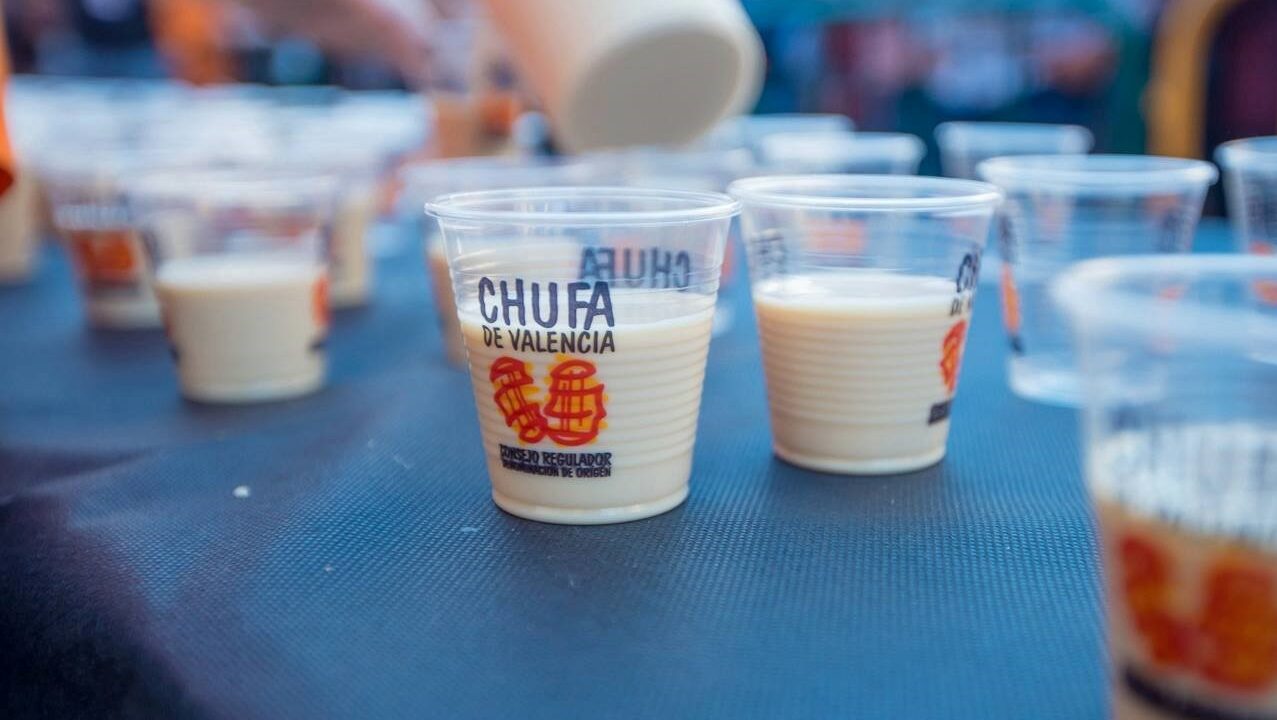 Valencia reparte vasos de horchata gratuitos: horario y lugar para conseguirla