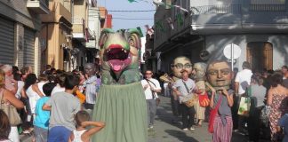 Cabalgata de gigantes y cabezudos en las fiestas de San Juan