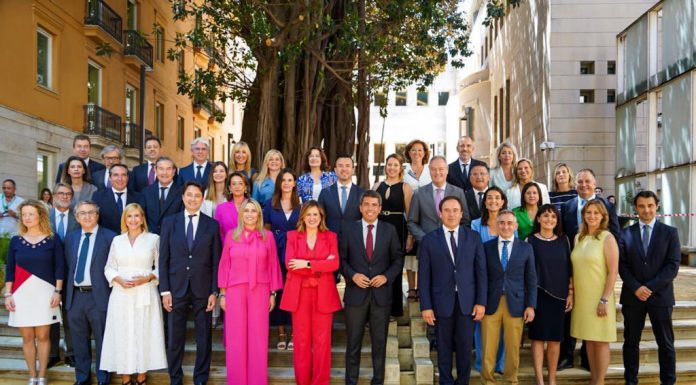 El PP pide acortar plazos de investidura: «Que alguien le diga a Puig que ha perdido las elecciones» El PP pide acortar plazos de investidura: "Que alguien le diga a Puig que ha perdido las elecciones"