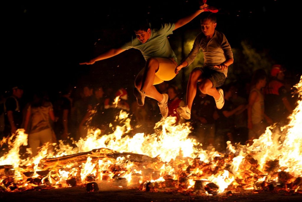 Personas saltando la hoguera en la Noche de San Juan