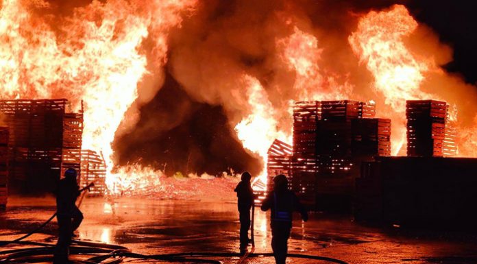 Impresionantes imágenes del incendio en un almacén de palets en la Pobla de Vallbona
