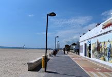Acusan al nuevo Ayuntamiento de Valencia de difundir «bulos» por el cierre de cuatro playas Acusan al nuevo Ayuntamiento de Valencia de difundir "bulos" por el cierre de cuatro playas
