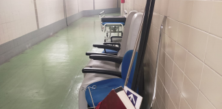 El Hospital Clínico se convierte en un vertedero: camas rotas y muebles deteriorados