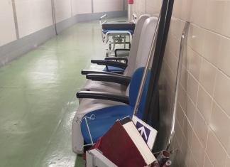 El Hospital Clínico se convierte en un vertedero: camas rotas y muebles deteriorados