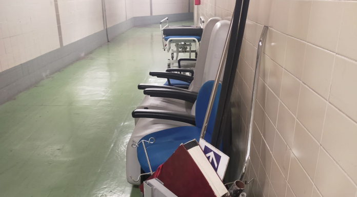 El Clínico se convierte en un vertedero: camas rotas y muebles deteriorados El Hospital Clínico se convierte en un vertedero: camas rotas y muebles deteriorados