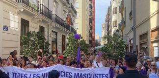 El feminismo protesta ante Les Corts y pide la ruptura del pacto PP-Vox