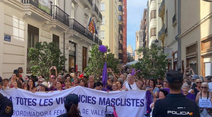 El feminismo protesta ante Les Corts y pide la ruptura del pacto PP-Vox El feminismo protesta ante Les Corts y pide la ruptura del pacto PP-Vox