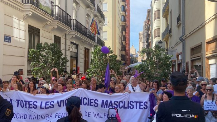 El feminismo protesta ante Les Corts y pide la ruptura del pacto PP-Vox