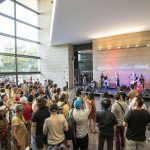 Personas en el interior del IVAM presenciando un concierto