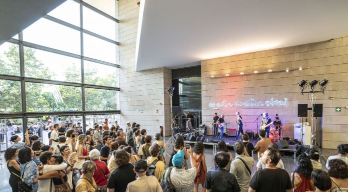 El IVAM celebra el verano con sesiones de DJ, performance y actividades gratuitas Personas en el interior del IVAM presenciando un concierto