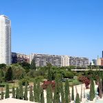 La policía Nacional evita que una joven salte desde la ventana de la planta 24 de un edificio