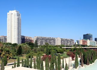 La policía Nacional evita que una joven salte desde la ventana de la planta 24 de un edificio