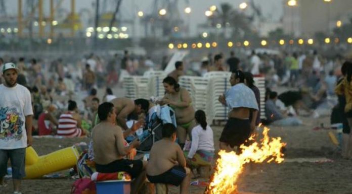 Las playas de Valencia celebran una noche de San Juan multitudinaria Los 3 rituales para atraer la buena suerte en la Noche de San Juan