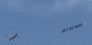 La avioneta con el mensaje '¡Que te vote Txapote!' sobrevuela la costa.