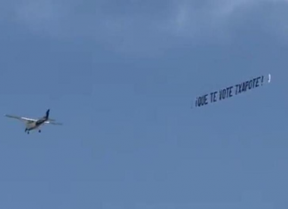 La avioneta con el mensaje '¡Que te vote Txapote!' sobrevuela la costa.
