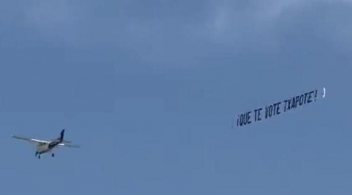 «Que te vote Txapote»: la avioneta viral que sobrevuela la costa valenciana La avioneta con el mensaje '¡Que te vote Txapote!' sobrevuela la costa.