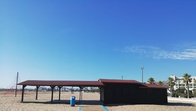 Así es Bibliomar, la única biblioteca veraniega dentro de una playa de Valencia Así es Bibliomar, la única biblioteca veraniega dentro de una playa de Valencia