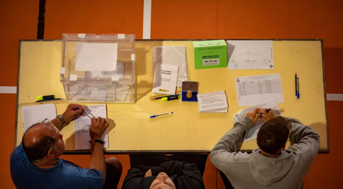 Comienza el recuento del voto exterior con 9 escaños que pueden cambias las mayorías Comienza el recuento del voto exterior con 9 escaños que pueden alterar los resultados electorales